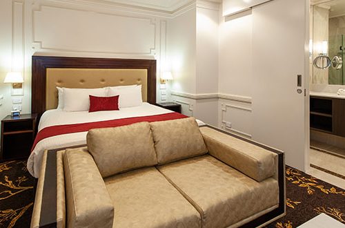 Burke & Wills Hotel Luxury King Spa Suite