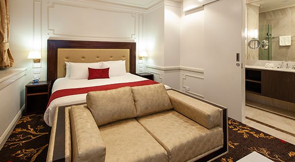 Burke & Wills Hotel Luxury King Spa Suite